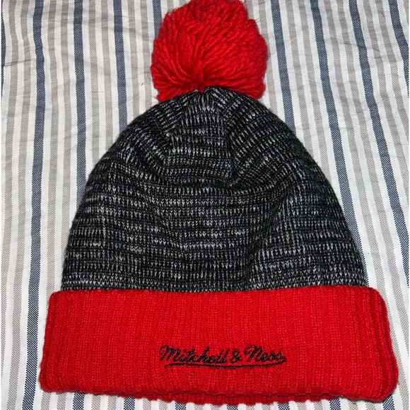 Toronto Raptors winter puffball hat - Picture 2 of 2